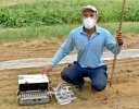 「伝統的な草取り」を再現した小型除草ドローンが有機農業を変える