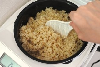 玄米を炊飯器でふっくらモチモチ食感に炊くコツ