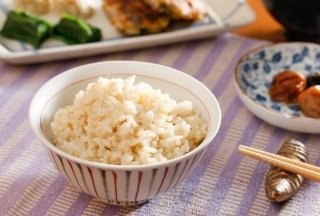 お正月太りをリセット！ 玄米置き換えダイエットの方法とラクに続けるコツ