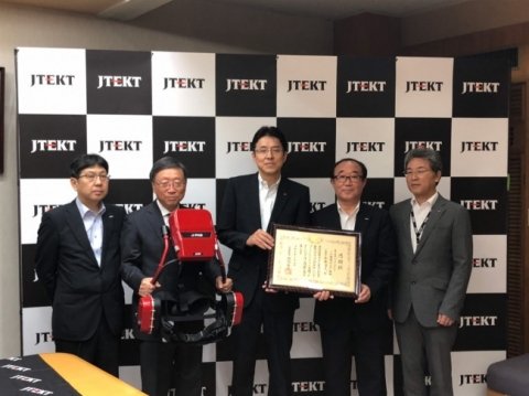 ジェイテクト、農作業負担を軽減するパワーアシストスーツを秋田県・秋田市に寄贈