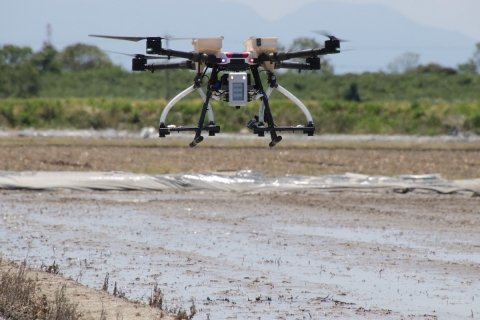 「自動飛行ドローン直播技術」をわずか2年で開発できた理由【石川県×オプティムの取り組み 後編】