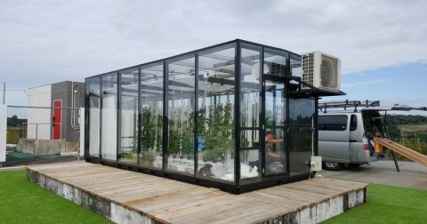 太陽光利用型植物工場「Veggie」による水耕栽培の実証実験がスタート