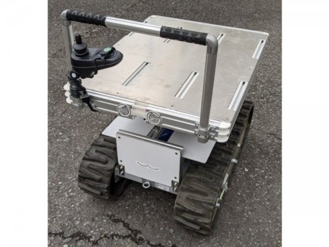農作物の収穫作業や農薬散布に活用できるクローラーロボット「メカロン」を開発