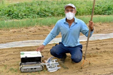 「伝統的な草取り」を再現した小型除草ドローンが有機農業を変える