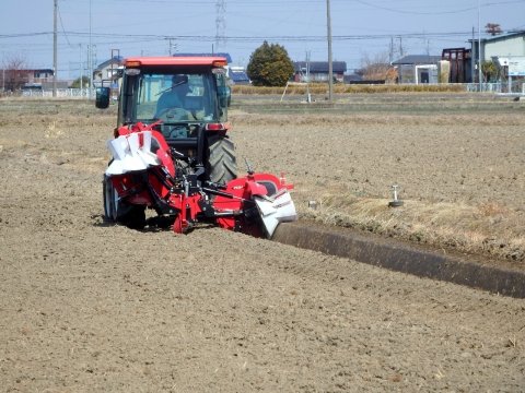 手持ちの農機に後付け可能な「FJD農機自動操舵システム」で田んぼの畔塗作業を実施