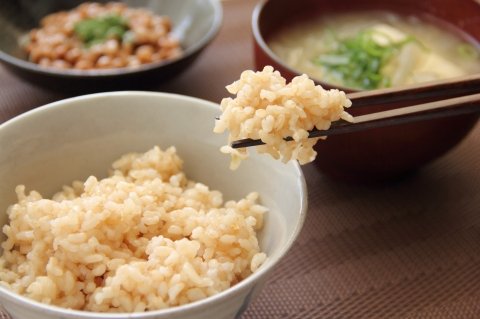ごちそうが増える季節、食べすぎは「玄米」ごはんでリセットしよう【栄養士コラム】