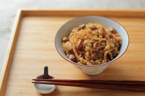 節分の豆が余ったら！ 炊飯器で簡単「大豆と鶏ごぼうの玄米ごはん」レシピ