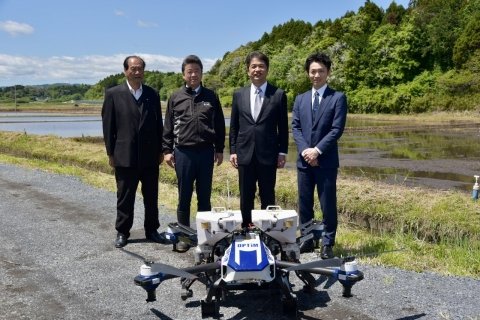 育苗いらずのドローン播種が当たり前に？ 茨城県高萩市で“条を刻みながら播種”可能な農業用ドローンを実演