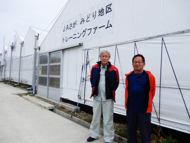 佐賀県武雄市の山口仁司さん(右)とJAきゅうりトレーニングファームの専任講師の西田昭義さん