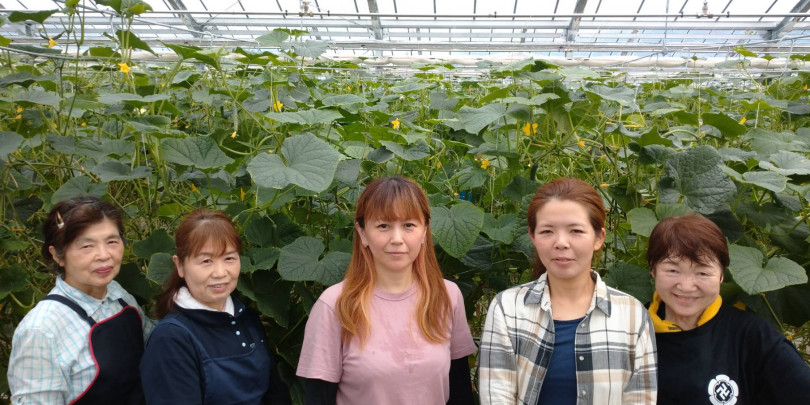 松尾さん（右から2人目）と従業員