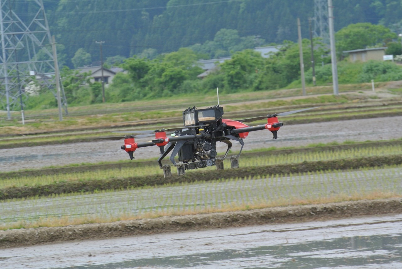 新潟県関川村とオプティム 自動飛行ドローンによる打込み条播 の実証を公開 農業とitの未来メディア Smart Agri スマートアグリ
